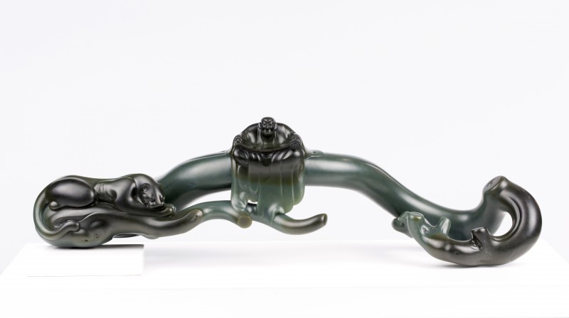 《夜读》材质：和田青玉籽料。尺寸：37cm×8.5cm×9cm